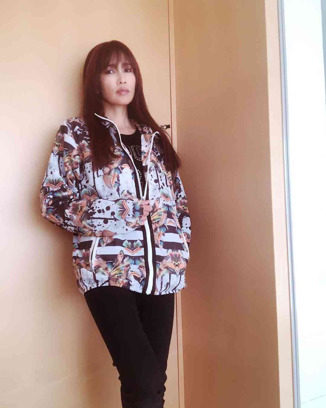 工藤静香、ウィンドブレーカー姿でさりげなく