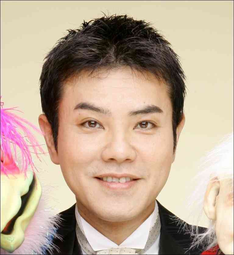 【画像】長いまつ毛のタレ目の男性