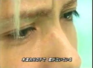 【画像】長いまつ毛のタレ目の男性