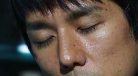 【画像】長いまつ毛のタレ目の男性