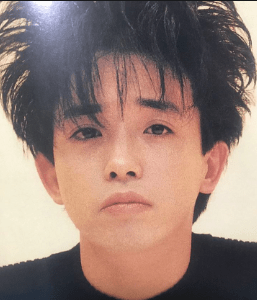 【画像】長いまつ毛のタレ目の男性