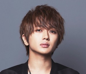 【画像】長いまつ毛のタレ目の男性