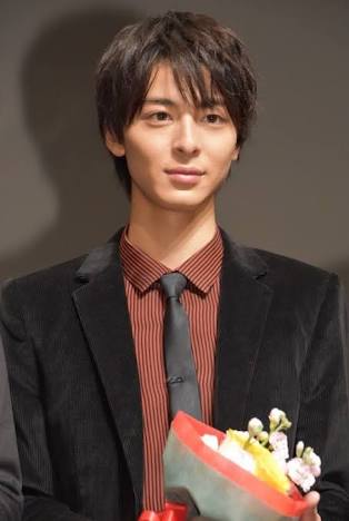 【画像】長いまつ毛のタレ目の男性