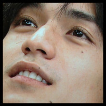 【画像】長いまつ毛のタレ目の男性