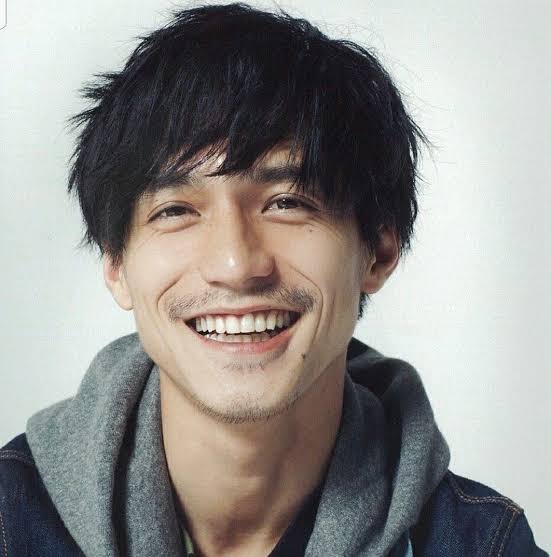 【画像】長いまつ毛のタレ目の男性