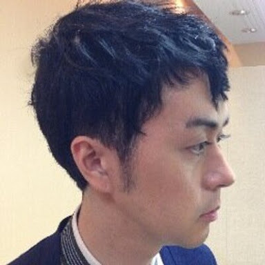 【画像】長いまつ毛のタレ目の男性