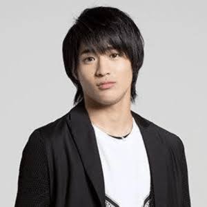 【画像】長いまつ毛のタレ目の男性