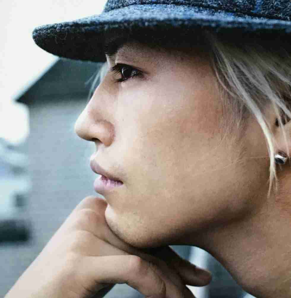 【画像】長いまつ毛のタレ目の男性