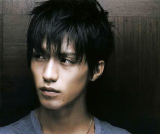 【画像】長いまつ毛のタレ目の男性