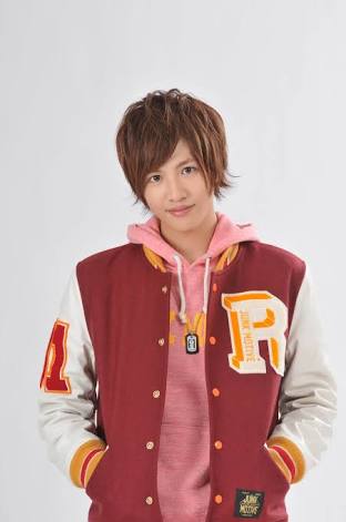【画像】長いまつ毛のタレ目の男性
