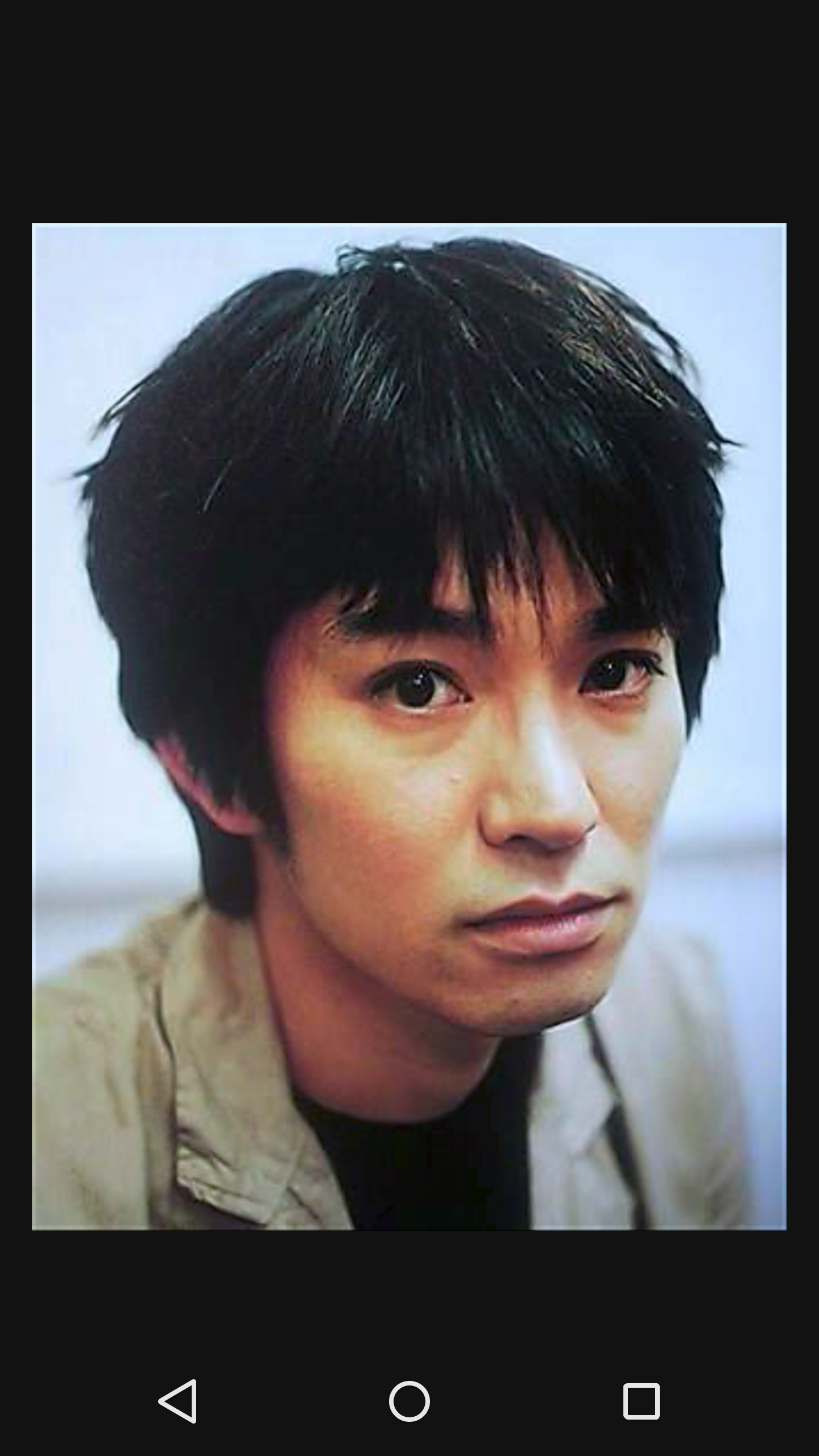 【画像】長いまつ毛のタレ目の男性