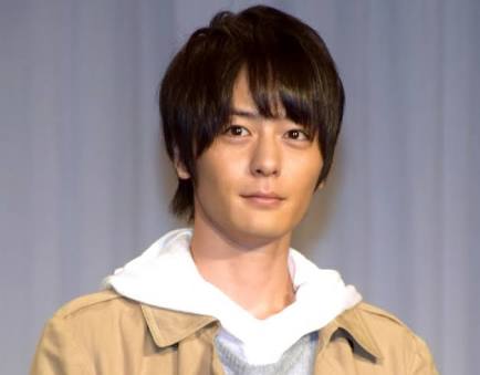 【画像】長いまつ毛のタレ目の男性