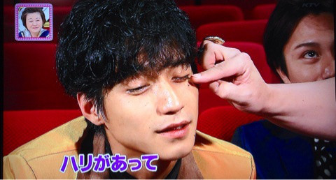 【画像】長いまつ毛のタレ目の男性