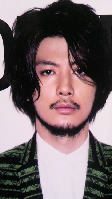 【画像】長いまつ毛のタレ目の男性