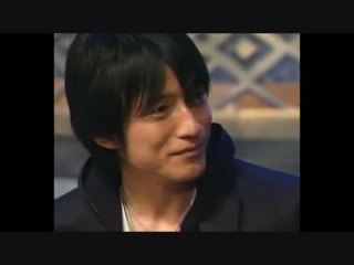 【画像】長いまつ毛のタレ目の男性