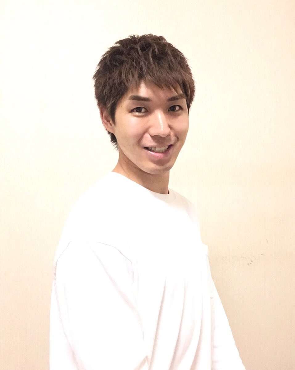 【画像】長いまつ毛のタレ目の男性