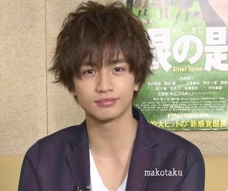 【画像】長いまつ毛のタレ目の男性
