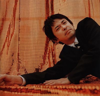 【画像】長いまつ毛のタレ目の男性