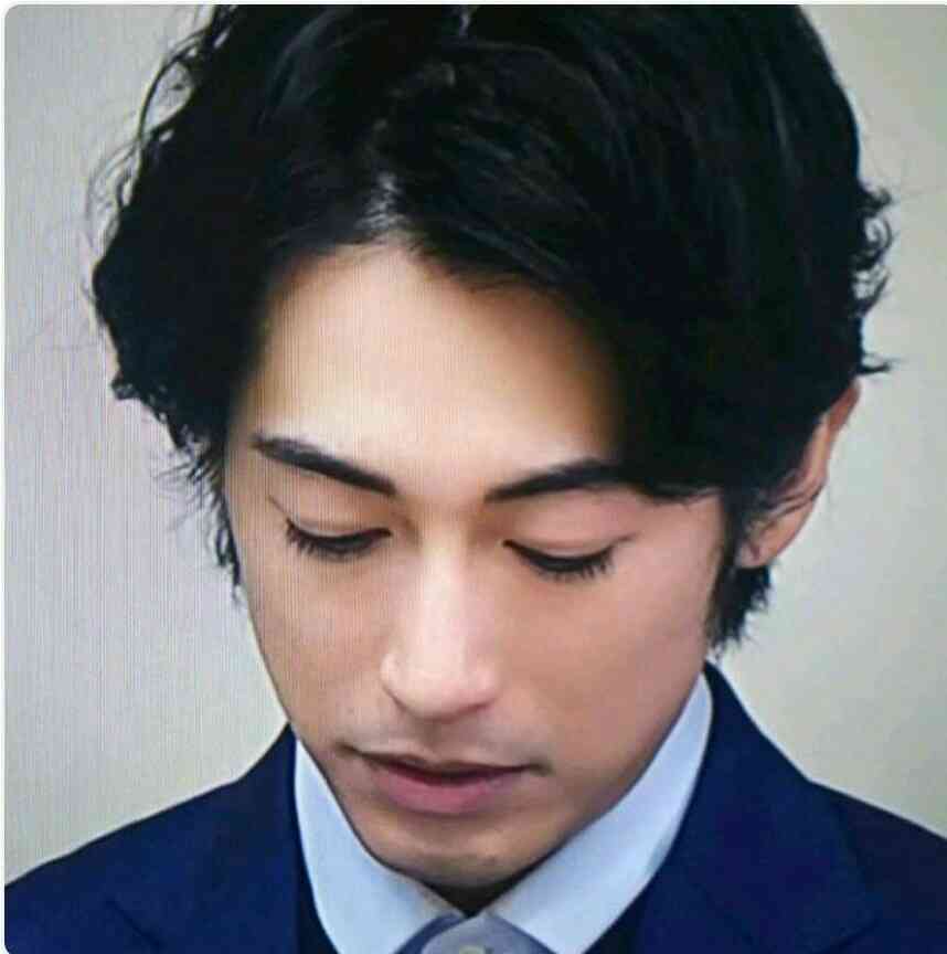 【画像】長いまつ毛のタレ目の男性