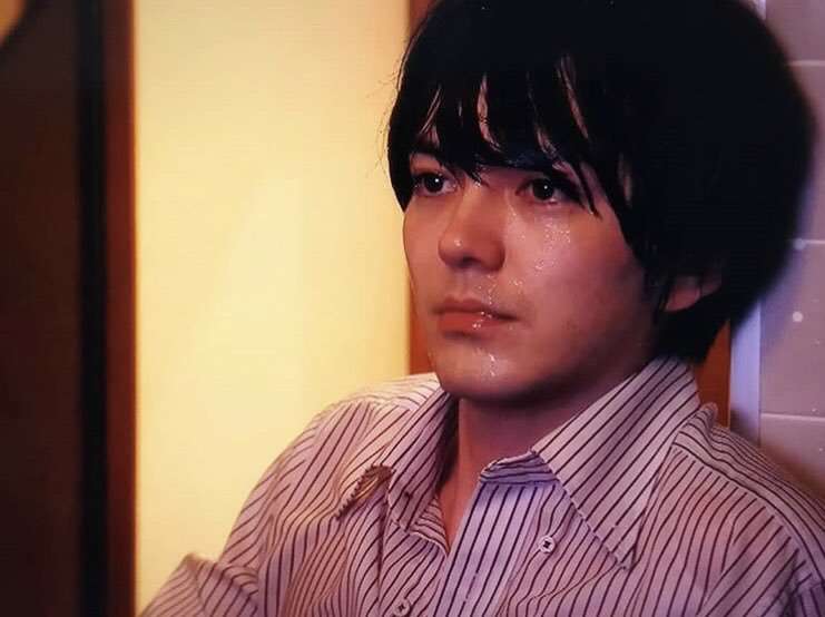 【画像】長いまつ毛のタレ目の男性