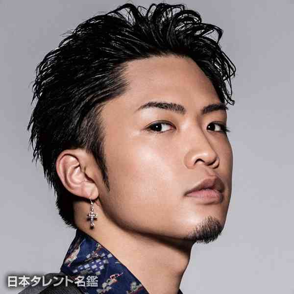 【画像】長いまつ毛のタレ目の男性