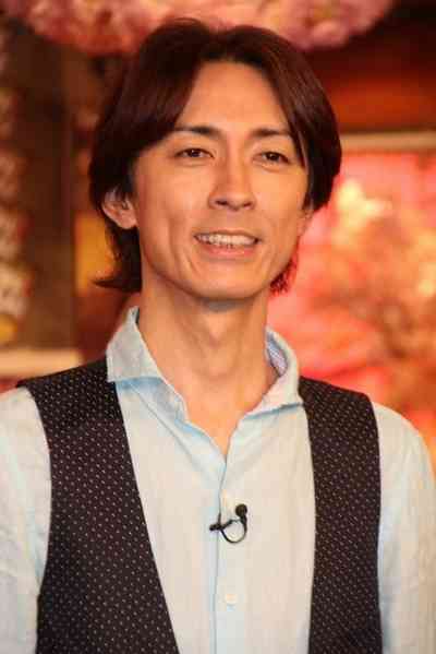 【画像】長いまつ毛のタレ目の男性