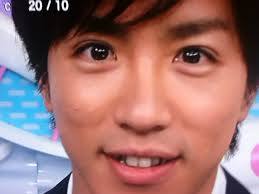 【画像】長いまつ毛のタレ目の男性