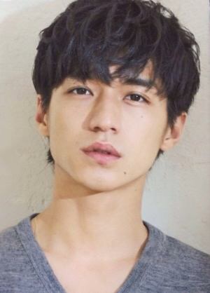【画像】長いまつ毛のタレ目の男性