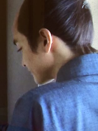 【画像】長いまつ毛のタレ目の男性