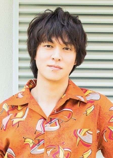 【画像】長いまつ毛のタレ目の男性