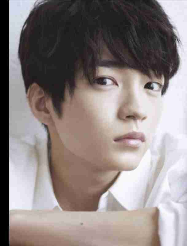 【画像】長いまつ毛のタレ目の男性