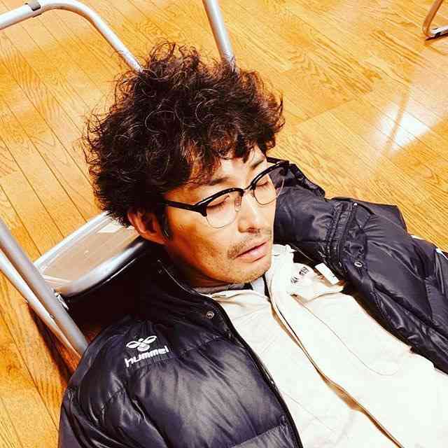 【画像】長いまつ毛のタレ目の男性