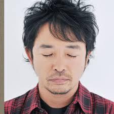 【画像】長いまつ毛のタレ目の男性