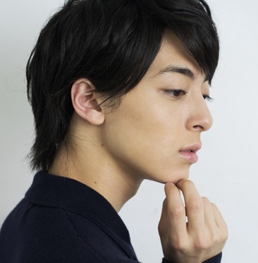 【画像】長いまつ毛のタレ目の男性