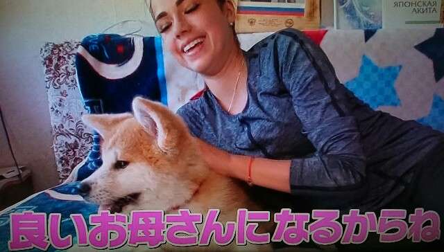 ザギトワ選手の“愛犬マサル”肉球で調印 『エアウィーヴ』と広告出演契約