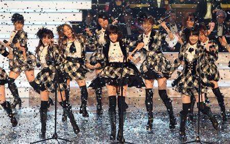 ＜速報＞乃木坂46「レコ大」2連覇　白石麻衣が号泣、西野七瀬と熱い抱擁