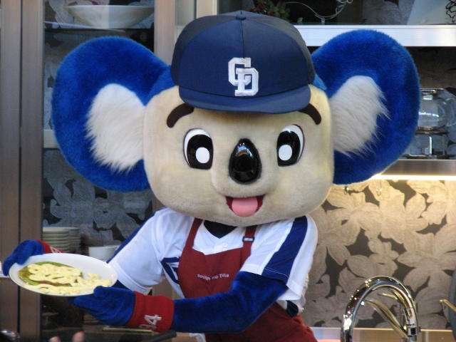 プロ野球選手、球団マスコットの画像を貼りましょう
