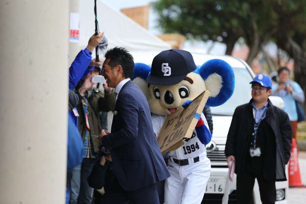 プロ野球選手、球団マスコットの画像を貼りましょう