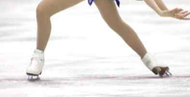 橋本環奈、笑顔全開でイナバウアー披露 写真集ツイッター貴重カット公開