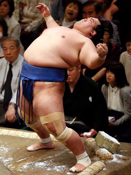 橋本環奈、笑顔全開でイナバウアー披露 写真集ツイッター貴重カット公開