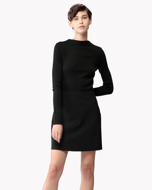 女性っぽい服装が苦手な人、どこで服を買ってますか？