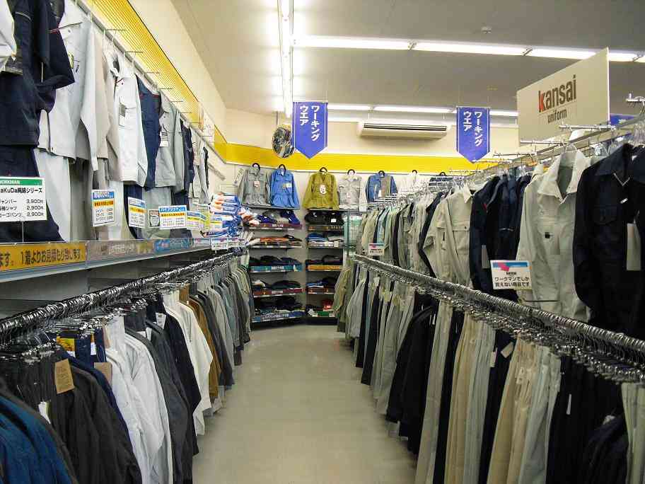 女性っぽい服装が苦手な人、どこで服を買ってますか？