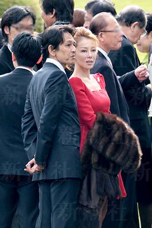 夫不在の自宅に招き入れ… 「小川直也」と「松野頼久」美人妻が重ねた