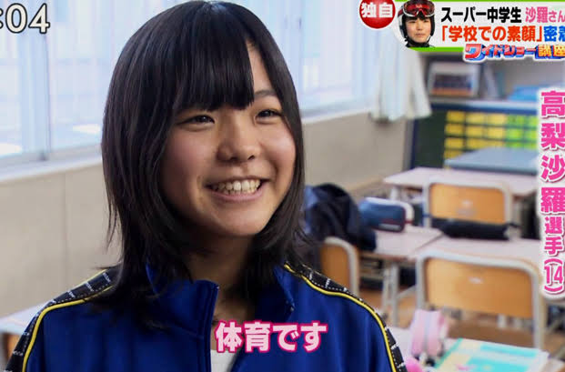 高梨沙羅が報道陣に手渡しクリスマスプレゼント「もらっていただけますか?」