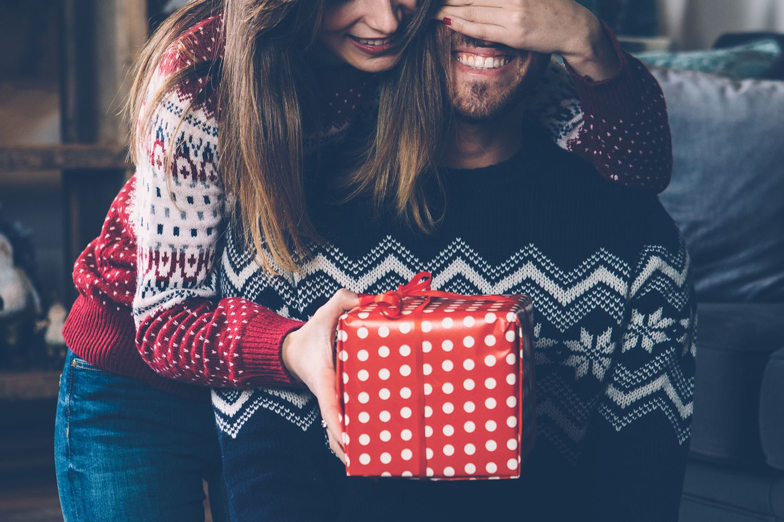 付き合う前のクリスマスデートにプレゼントは必要?