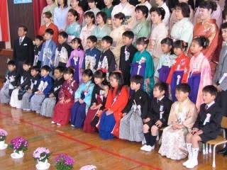 卒業式「華美過ぎる」東松島市長が小学生のはかま疑問視　服装で優劣が出ないよう