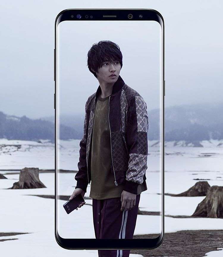 スマホしてるイケメン・美女の画像
