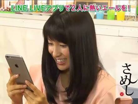 スマホしてるイケメン・美女の画像