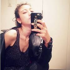 スマホしてるイケメン・美女の画像