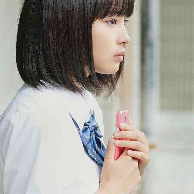 スマホしてるイケメン・美女の画像